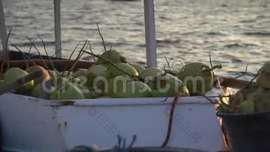 船上装满了异国风味的水果，还有许多年轻的椰子，还有一些小文胸
